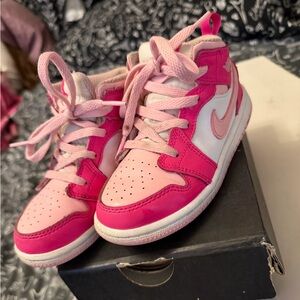 Jordan 1 Mid
White Fierce Pink (PS)